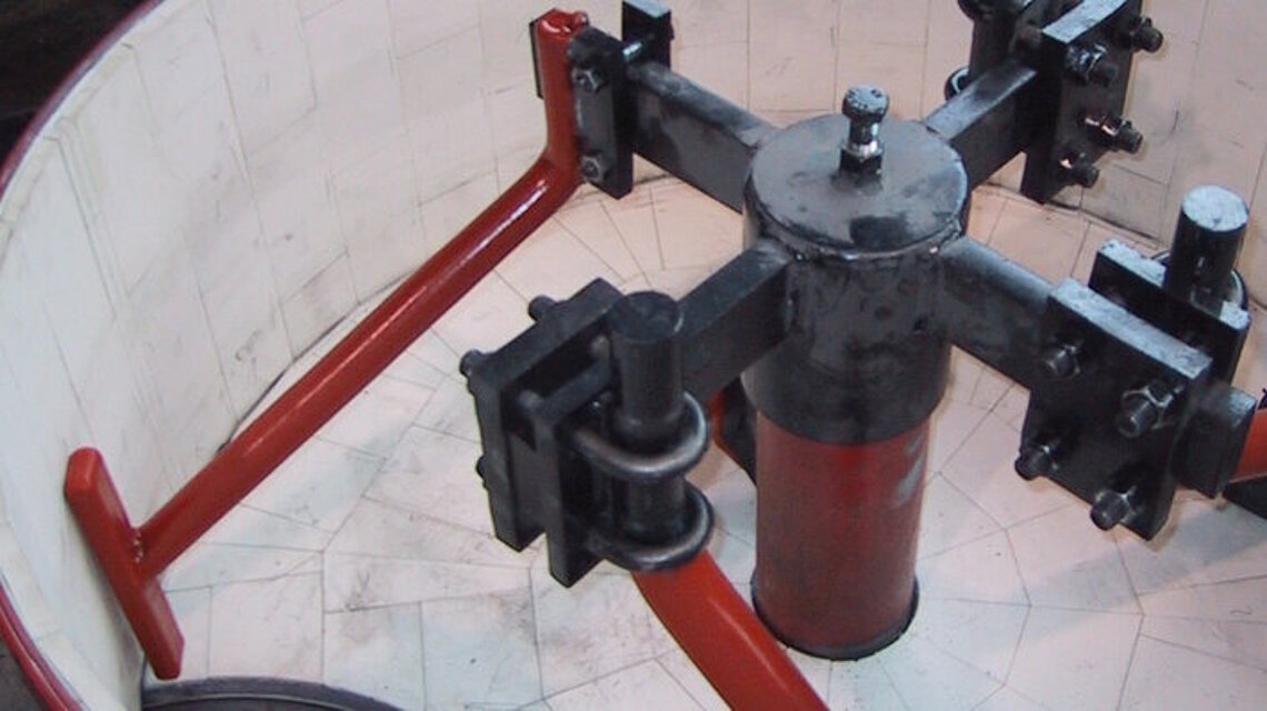ceramic linings for mixing and stirring